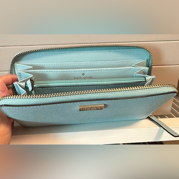 Kate Spade Zippie Wallet. - Picture 5 of 5
